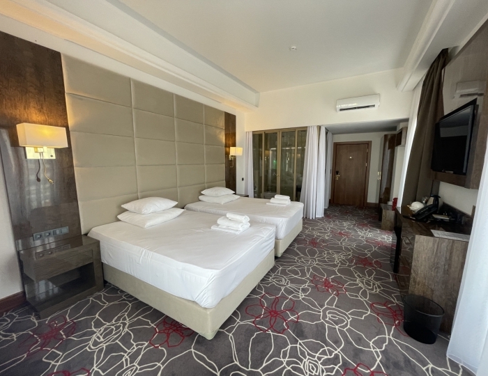 Делюкс 2-местный 1-комнатный делюкс с тремя французскими балконами и дизайнерской ванной (4,5 этаж), вид город, горы - Отель Гранд Отель Сухум / Grand Hotel Sukhum