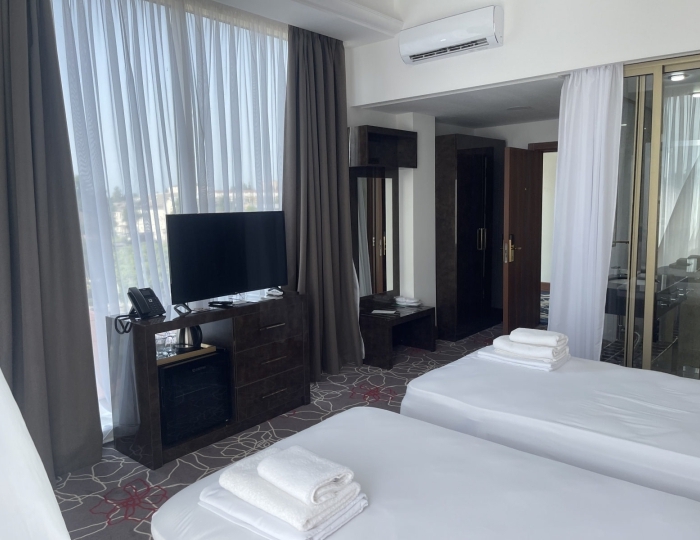 Делюкс 2-местный 1-комнатный делюкс с тремя французскими балконами и дизайнерской ванной (4,5 этаж), вид город, горы - Отель Гранд Отель Сухум / Grand Hotel Sukhum