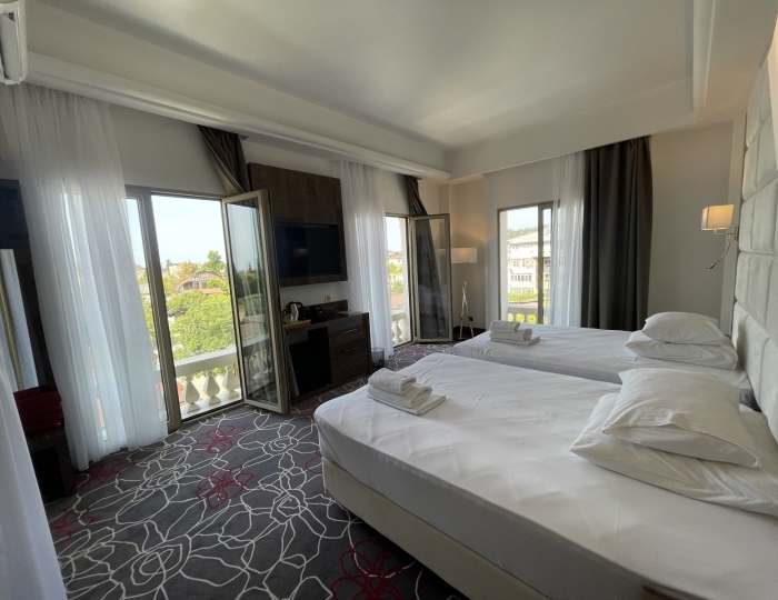 Делюкс 2-местный 1-комнатный делюкс угловой с тремя французскими балконами (3 этаж) вид город, горы - Отель Гранд Отель Сухум / Grand Hotel Sukhum