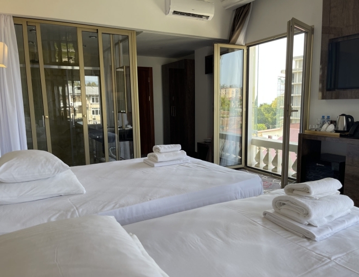 Делюкс 2-местный 1-комнатный делюкс угловой с тремя французскими балконами (3 этаж) вид город, горы - Отель Гранд Отель Сухум / Grand Hotel Sukhum