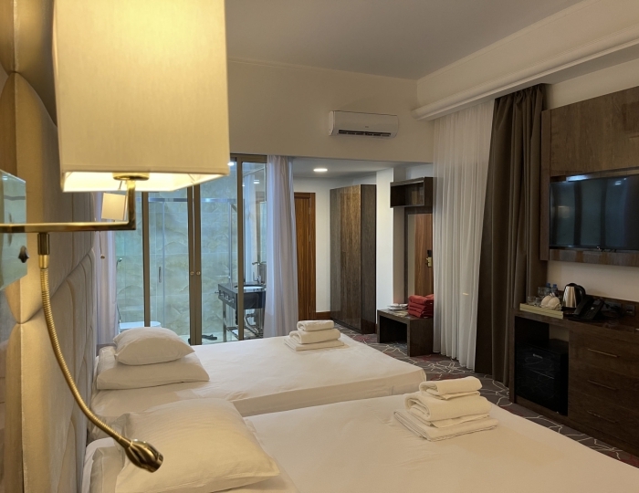 Делюкс 2-местный 1-комнатный делюкс угловой с тремя французскими балконами (3 этаж) вид город, горы - Отель Гранд Отель Сухум / Grand Hotel Sukhum