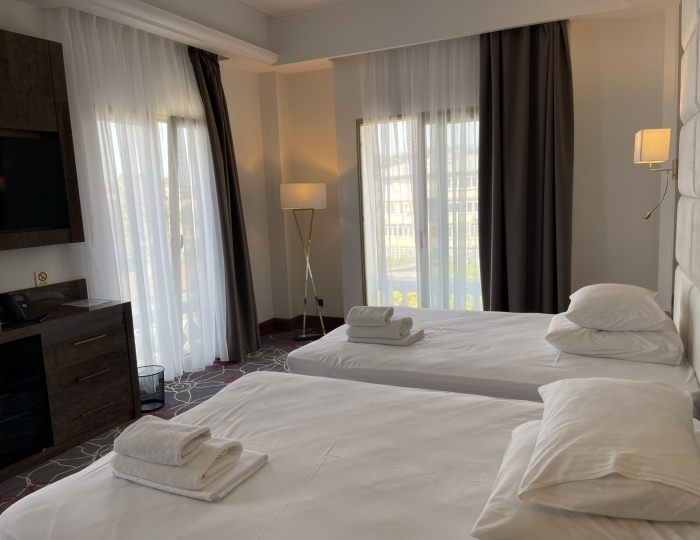 Делюкс 2-местный 1-комнатный делюкс угловой с тремя французскими балконами (3 этаж) вид город, горы - Отель Гранд Отель Сухум / Grand Hotel Sukhum