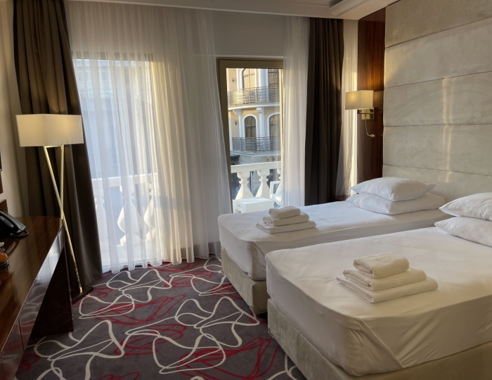 Делюкс 2-местный 1-комнатный делюкс с большим балконом и дизайнерской ванной (4, 5 этаж) вид на город, горы - Отель Гранд Отель Сухум / Grand Hotel Sukhum