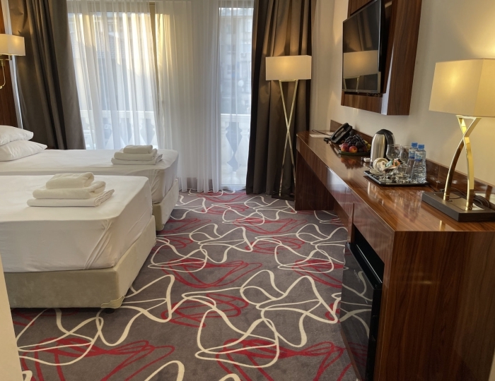 Делюкс 2-местный 1-комнатный делюкс с большим балконом и дизайнерской ванной (4, 5 этаж) вид на город, горы - Отель Гранд Отель Сухум / Grand Hotel Sukhum