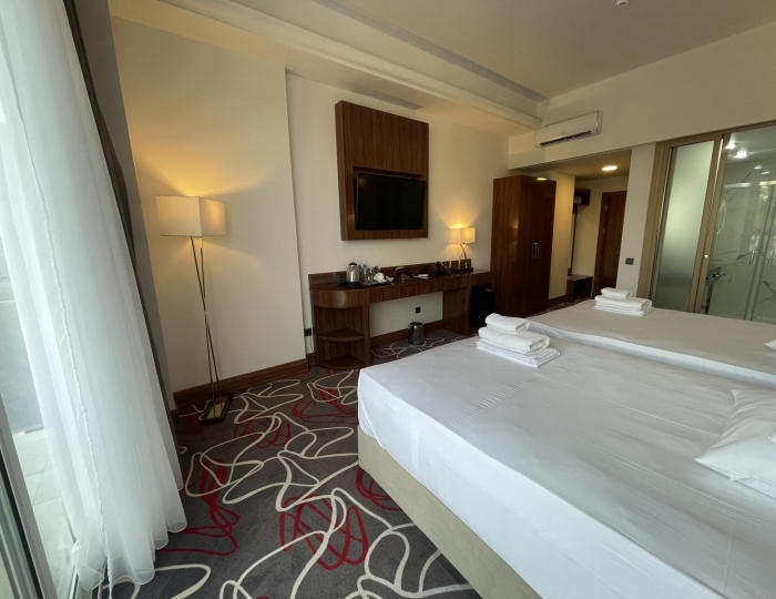 Делюкс 2-местный 1-комнатный делюкс с большим балконом и дизайнерской ванной (4, 5 этаж) вид на город, горы - Отель Гранд Отель Сухум / Grand Hotel Sukhum