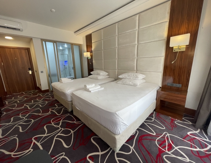 Делюкс 2-местный 1-комнатный делюкс с большим балконом и дизайнерской ванной (4,5 этаж) вид на море - Отель Гранд Отель Сухум / Grand Hotel Sukhum