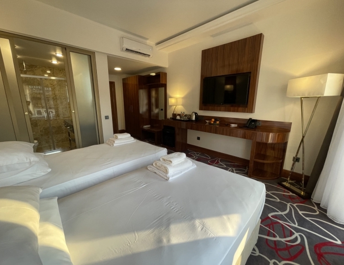 Делюкс 2-местный 1-комнатный делюкс с большим балконом и дизайнерской ванной (4,5 этаж) вид на море - Отель Гранд Отель Сухум / Grand Hotel Sukhum