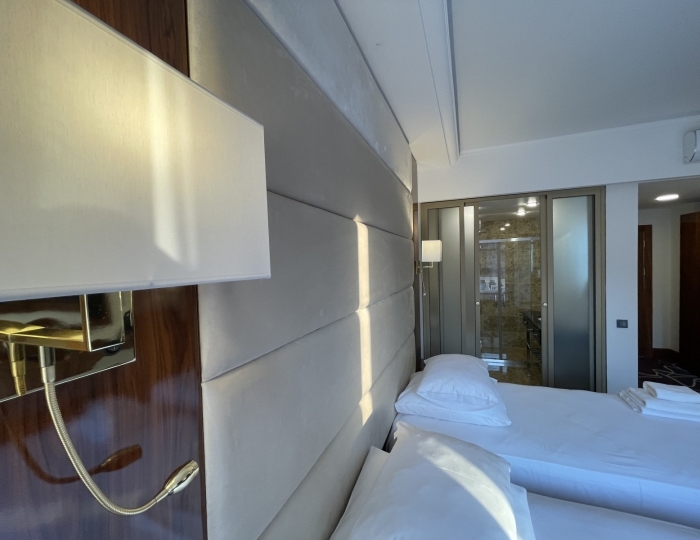 Делюкс 2-местный 1-комнатный делюкс с большим балконом и дизайнерской ванной (4,5 этаж) вид на море - Отель Гранд Отель Сухум / Grand Hotel Sukhum