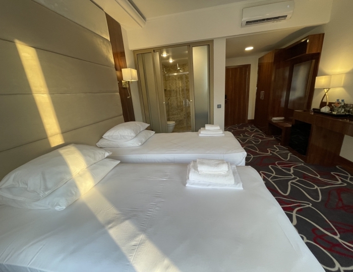 Делюкс 2-местный 1-комнатный делюкс с большим балконом и дизайнерской ванной (4,5 этаж) вид на море - Отель Гранд Отель Сухум / Grand Hotel Sukhum