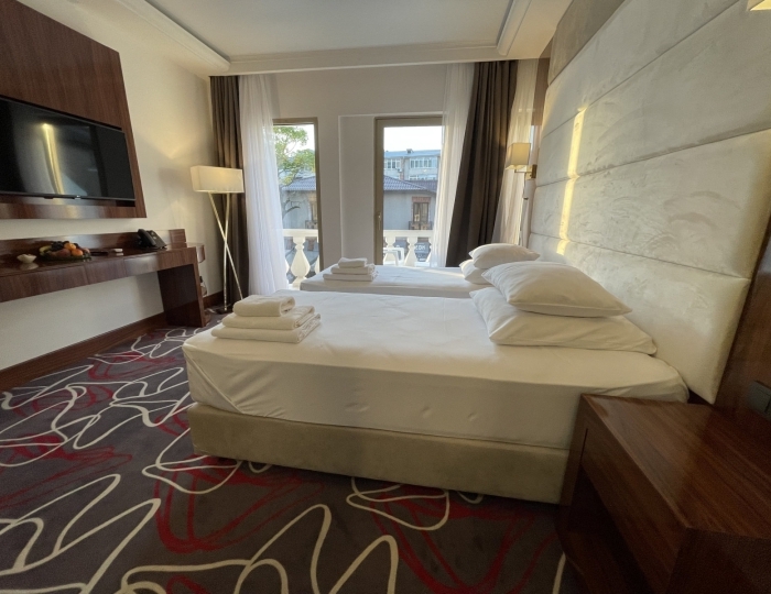 Делюкс 2-местный 1-комнатный делюкс с большим балконом (3,4, 5 этаж) вид город, горы - Отель Гранд Отель Сухум / Grand Hotel Sukhum