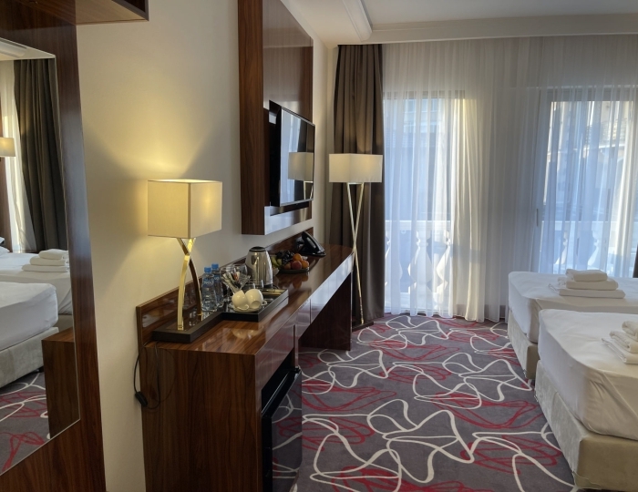 Делюкс 2-местный 1-комнатный делюкс с французским балконом и дизайнерской ванной (4,5 этаж) вид город, горы - Отель Гранд Отель Сухум / Grand Hotel Sukhum