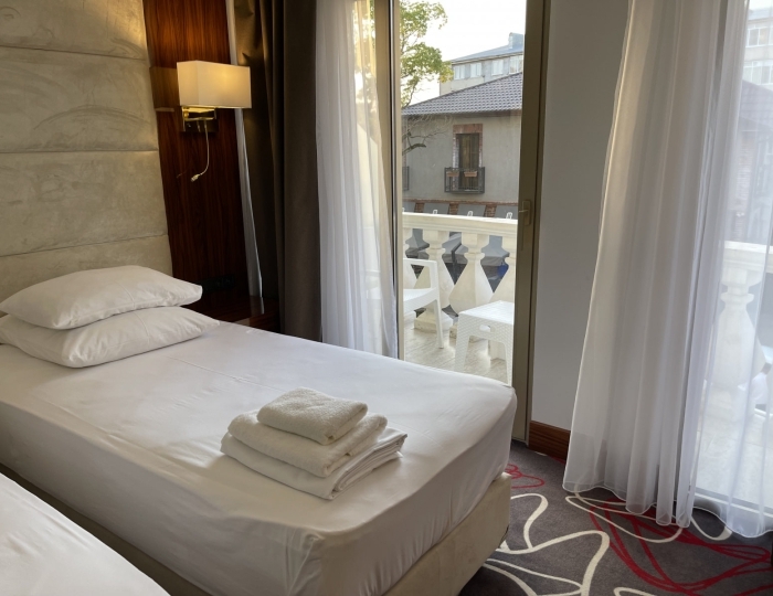 Улучшенный 2-местный 1-комнатный улучшенный угловой с двумя французскими балконами (2,3,4,5 этаж) вид (город, горы) - Отель Гранд Отель Сухум / Grand Hotel Sukhum