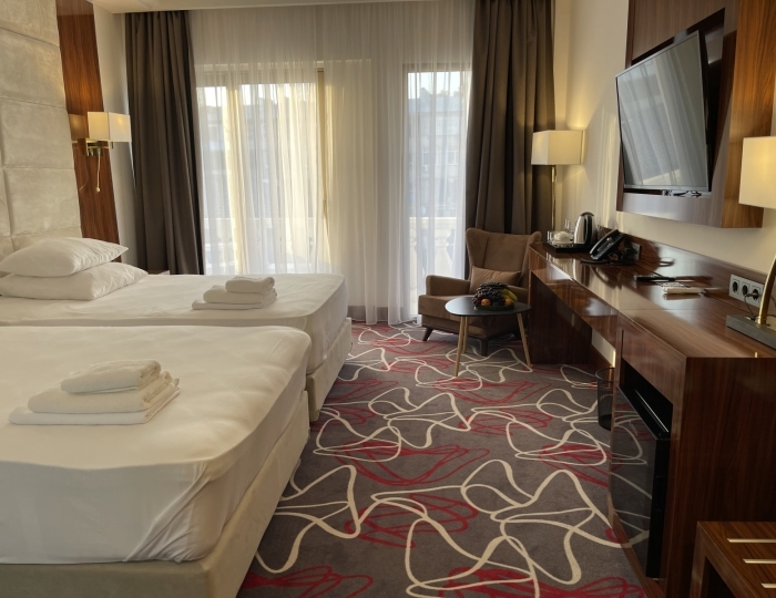 Улучшенный 2-местный 1-комнатный улучшенный угловой с двумя французскими балконами (2,3,4,5 этаж) вид (город, горы) - Отель Гранд Отель Сухум / Grand Hotel Sukhum