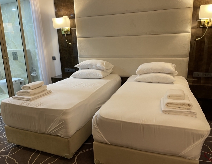 Улучшенный 2-местный 1-комнатный улучшенный с большим балконом и дизайнерской ванной (4 этаж), вид на море - Отель Гранд Отель Сухум / Grand Hotel Sukhum