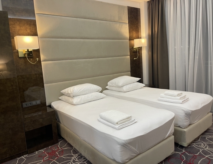 Улучшенный 2-местный 1-комнатный улучшенный с большим балконом и дизайнерской ванной (4 этаж), вид на море - Отель Гранд Отель Сухум / Grand Hotel Sukhum