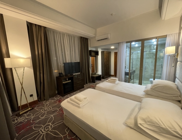 Улучшенный 2-местный 1-комнатный улучшенный угловой панорамный с большим балконом и дизайнерской ванной (4 этаж), вид на море - Отель Гранд Отель Сухум / Grand Hotel Sukhum