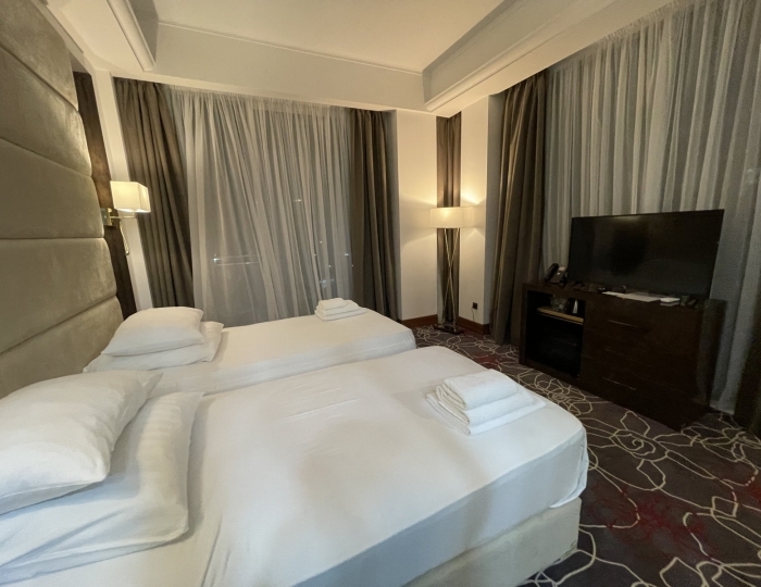 Улучшенный 2-местный 1-комнатный улучшенный угловой панорамный с большим балконом и дизайнерской ванной (4 этаж), вид на море - Отель Гранд Отель Сухум / Grand Hotel Sukhum