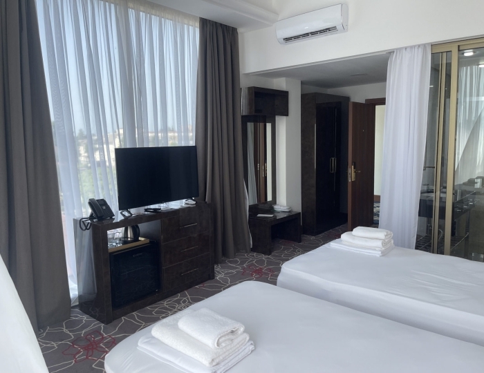 Улучшенный 2-местный 1-комнатный улучшенный угловой панорамный с большим балконом и дизайнерской ванной (4 этаж), вид на море - Отель Гранд Отель Сухум / Grand Hotel Sukhum