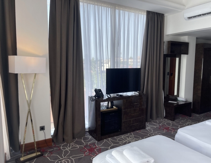 Улучшенный 2-местный 1-комнатный улучшенный угловой панорамный с большим балконом и дизайнерской ванной (4 этаж), вид на море - Отель Гранд Отель Сухум / Grand Hotel Sukhum