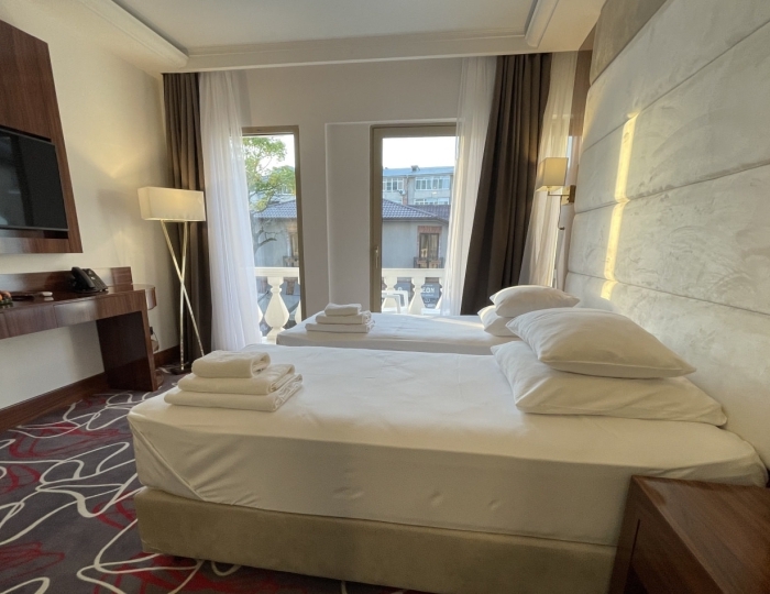 Улучшенный 2-местный 1-комнатный улучшенный с французским балконом и дизайнерской ванной (4,5 этаж) вид на город - Отель Гранд Отель Сухум / Grand Hotel Sukhum