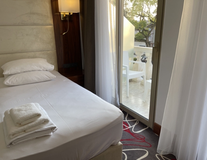 Улучшенный 2-местный 1-комнатный улучшеннный французский балкон (2,3 этаж) - Отель Гранд Отель Сухум / Grand Hotel Sukhum