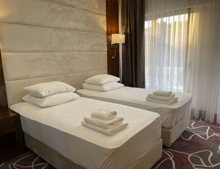 Улучшенный 2-местный 1-комнатный улучшенный угловой номер с французским и большим балконами (2,3,4 этаж) вид (город, море) - Отель Гранд Отель Сухум / Grand Hotel Sukhum