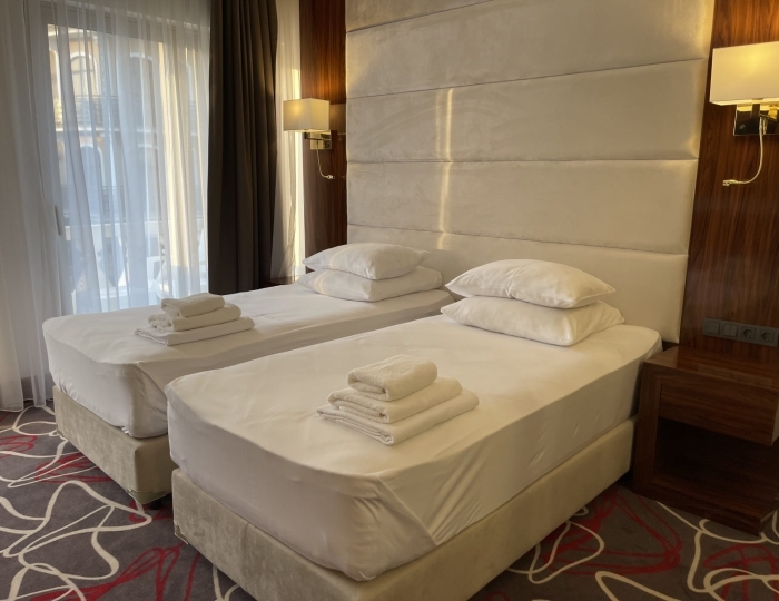 Улучшенный 2-местный 1-комнатный улучшенный угловой номер с французским и большим балконами (2,3,4 этаж) вид (город, море) - Отель Гранд Отель Сухум / Grand Hotel Sukhum